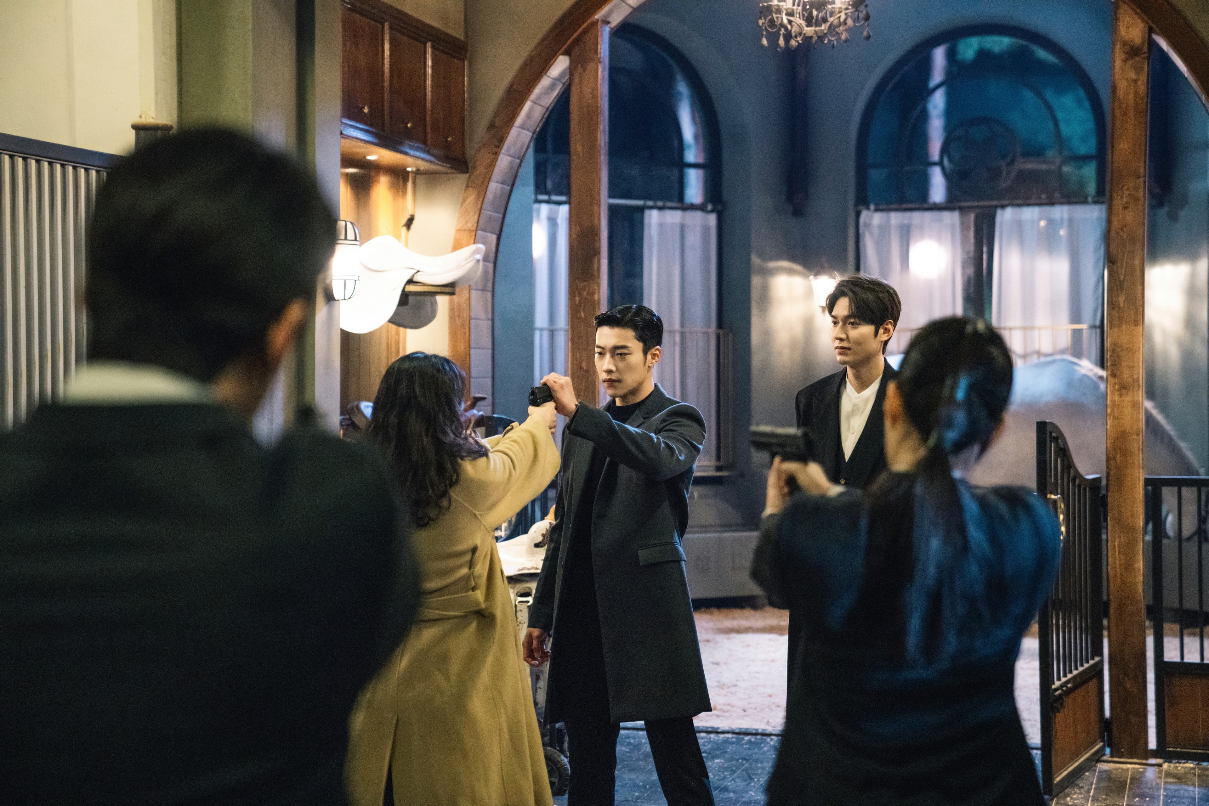 李敏鎬與男二禹棹煥（握槍者）的Bromance互動超吸睛。（Netflix提供）