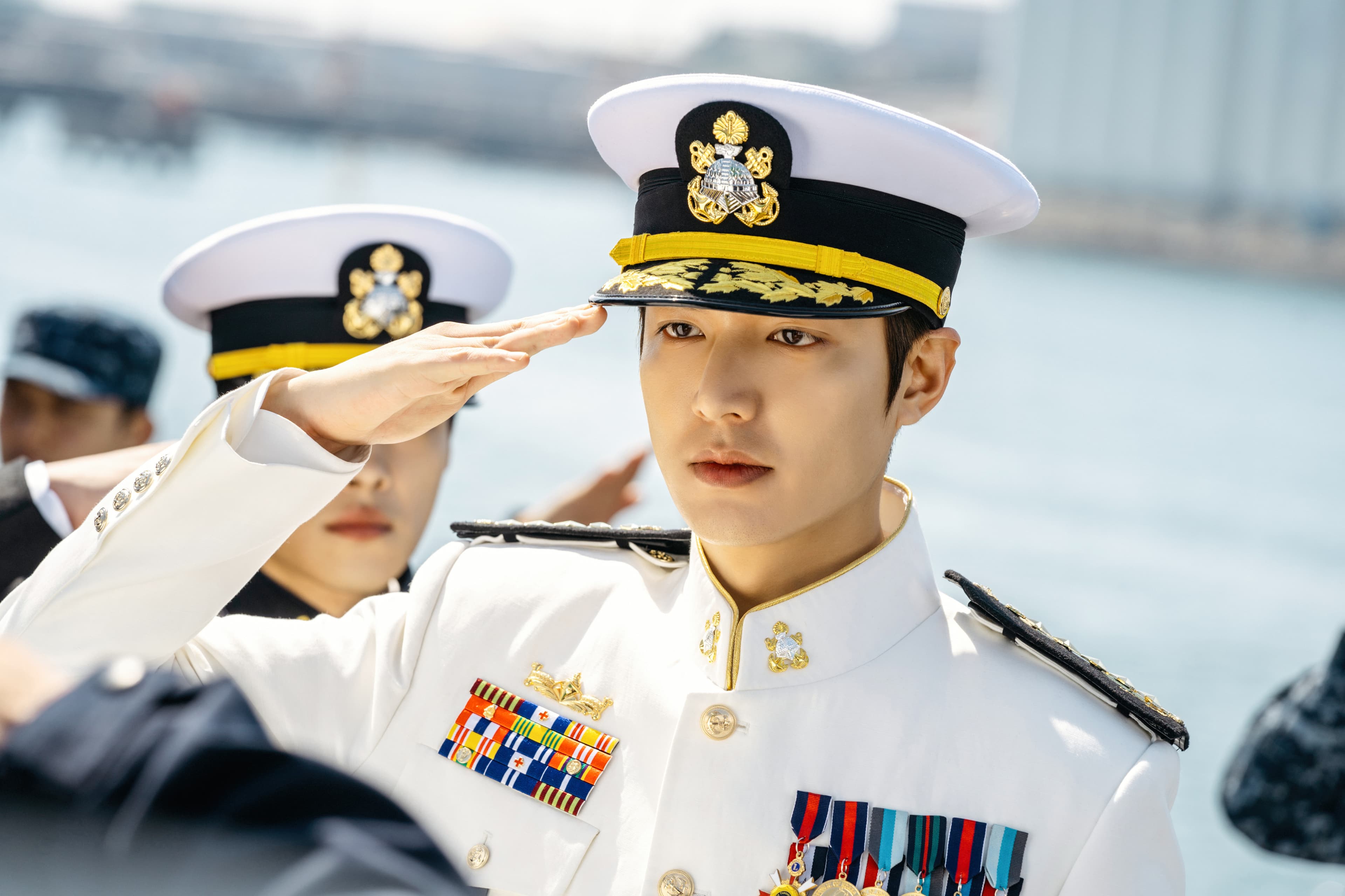 李敏鎬這身海軍制服迷倒許多女性觀眾。（Netflix提供）