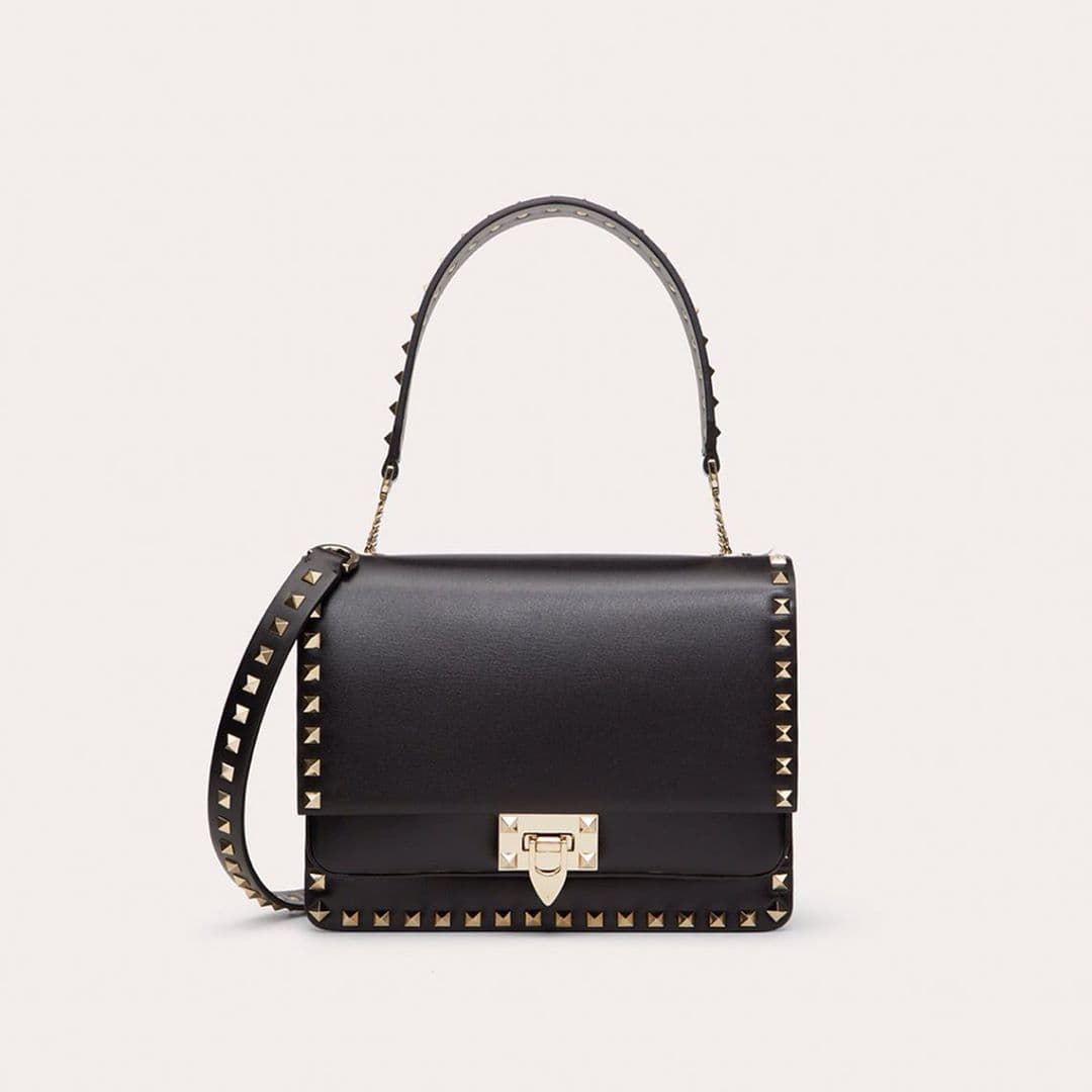Valentino Garavani Rockstud鉚釘裝飾翻蓋提包（附鉚釘裝飾長背帶）。NT$85,000（翻攝自網路）
