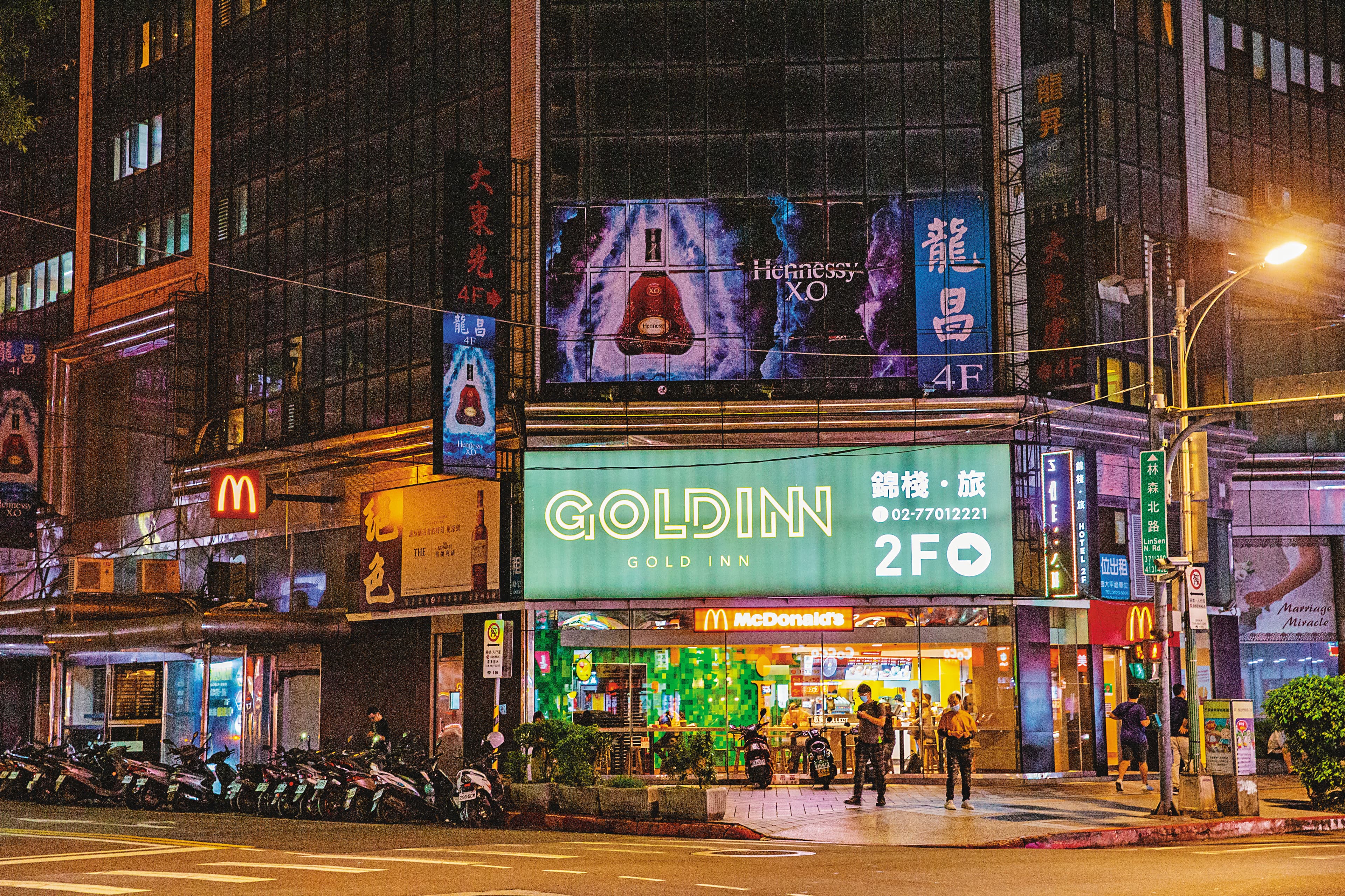 為節省水電開支，台北市林森北路許多酒店連招牌燈都熄了。