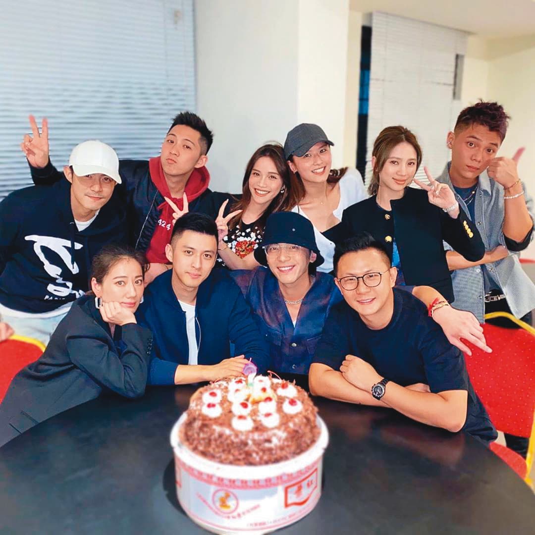 去年謝睿宸（前排右二）過30歲生日，與女友妞妞（後排右三）及一群好友一起慶生。（翻攝自謝睿宸IG）