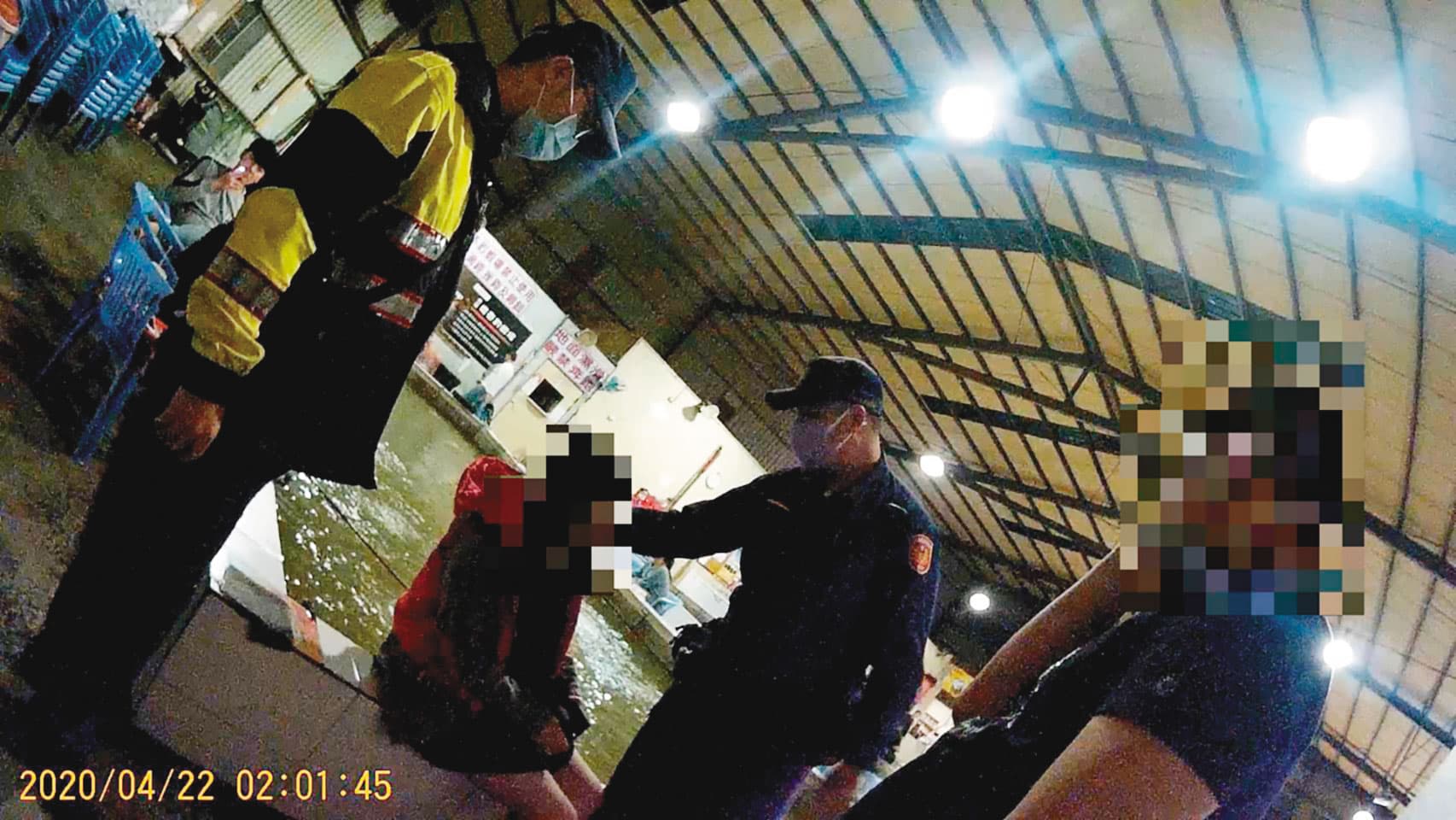 桃園警方查獲卡拉ok業者承租釣蝦場包廂，找小姐陪客人飲酒作樂。（翻攝畫面）