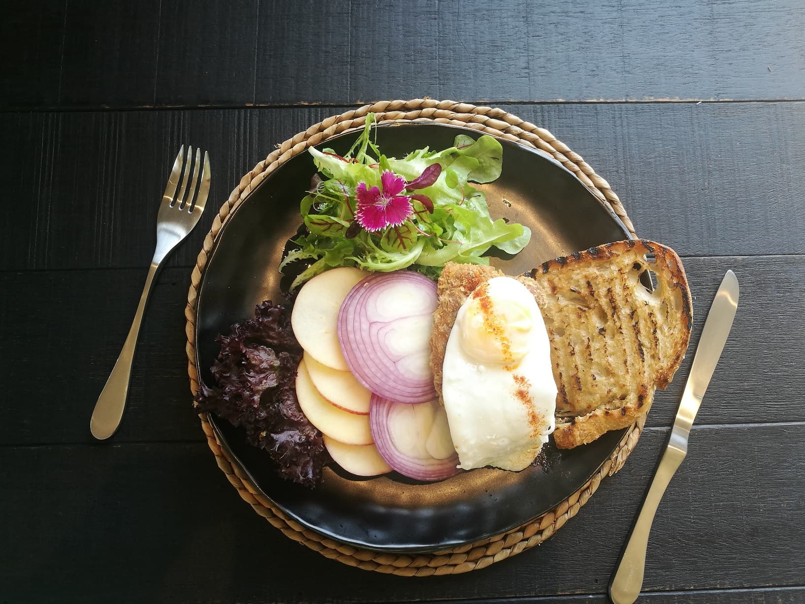 具有印度香料風味的「酥脆瑪莎拉香料炸雞太陽蛋」。（340元／份）