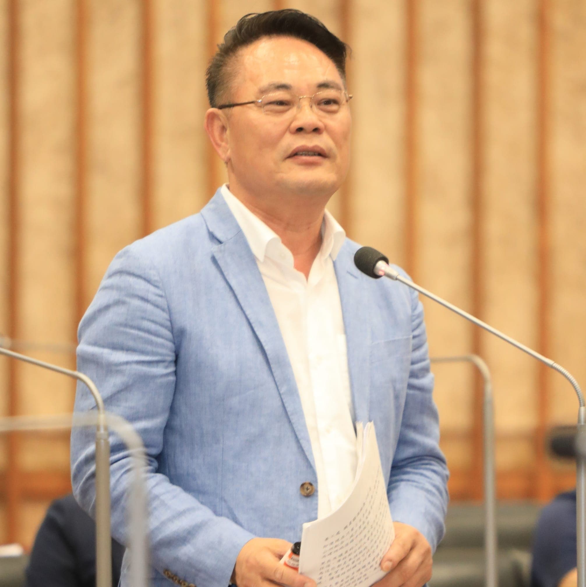 駕車撞死機車騎士的高市議員韓賜村，現為高市議會民進黨團總召。（翻攝畫面）