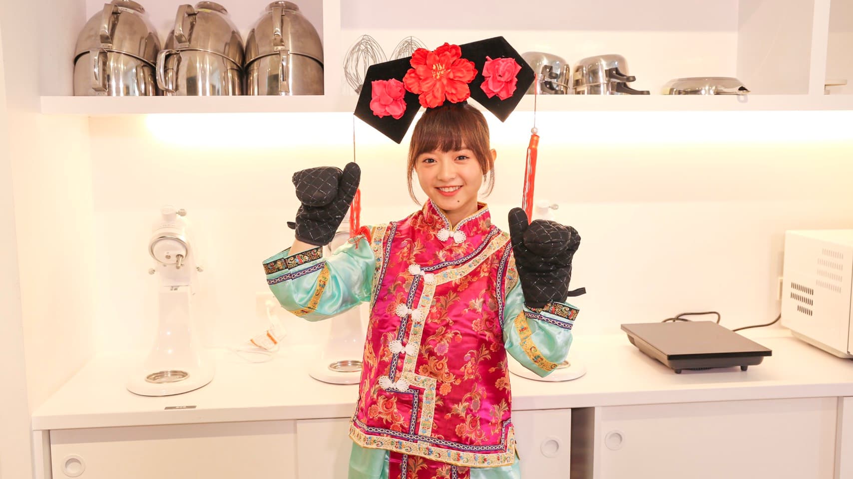 《哈囉！我是格格》主持人AKB48 Team TP隊長陳詩雅，在節目中變身成古代格格與來賓挑戰各式遊戲。（《哈囉！我是格格》提供）