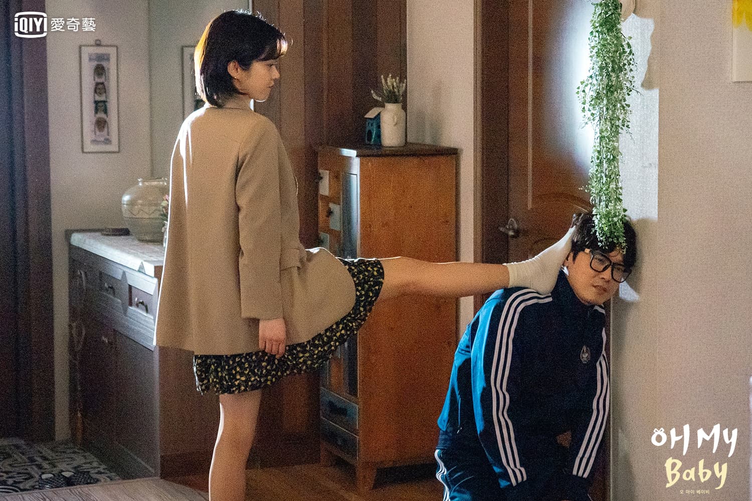 張娜拉在《Oh My Baby》飾演「要孩子不要愛」的育兒雜誌編輯，朴秉恩是她的多年好友。（愛奇藝台灣站提供）