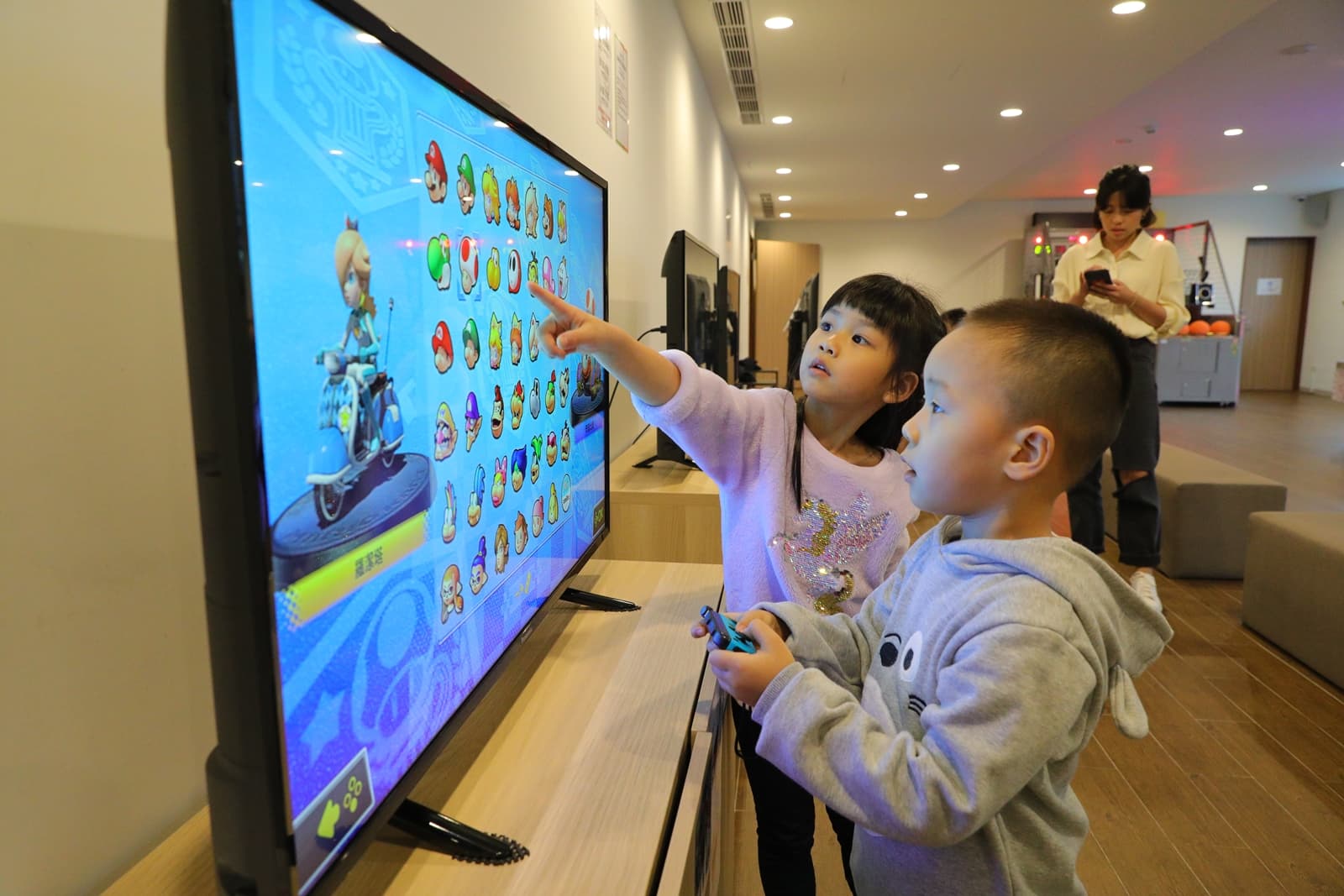 「GameZone」設有多項遊戲機，投籃機、SWITCH、PS4賽車等應有盡有。
