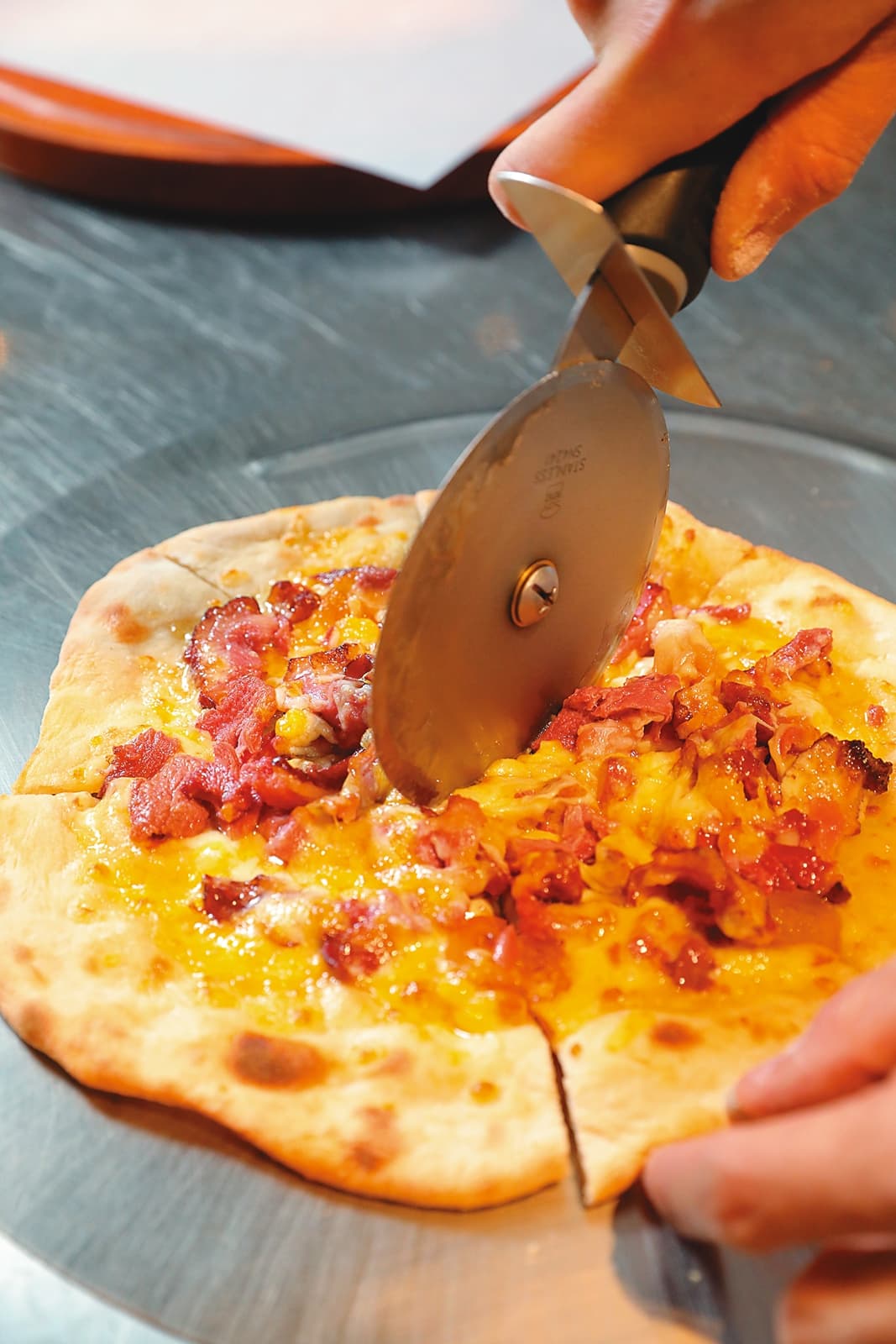 手作的PIZZA由師傅烘烤後，成為美味的餐點。
