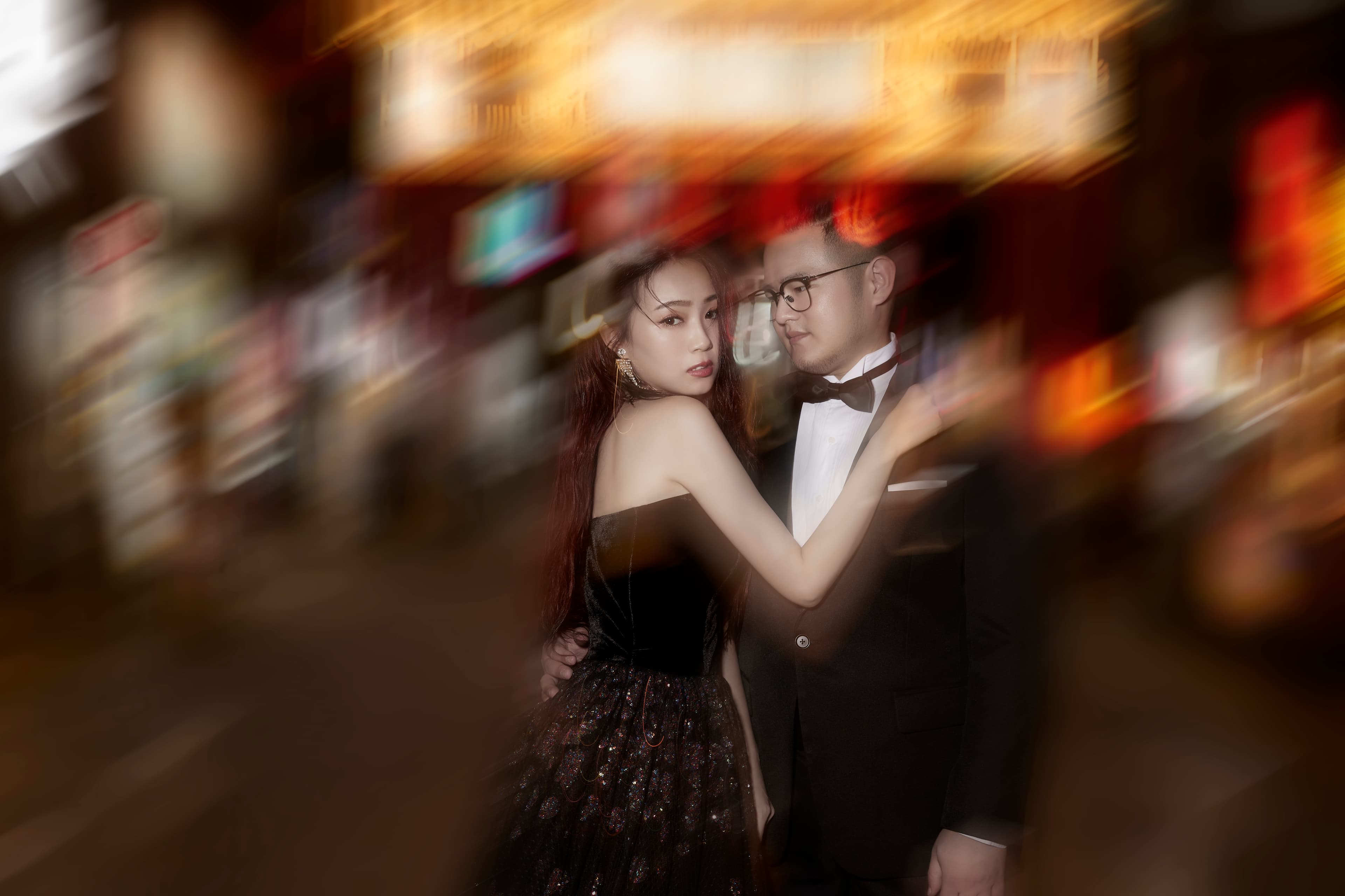 丫頭與準老公王惟立，重回倆人約會地點饒河夜市拍攝婚紗。（LinLi Boutique提供）