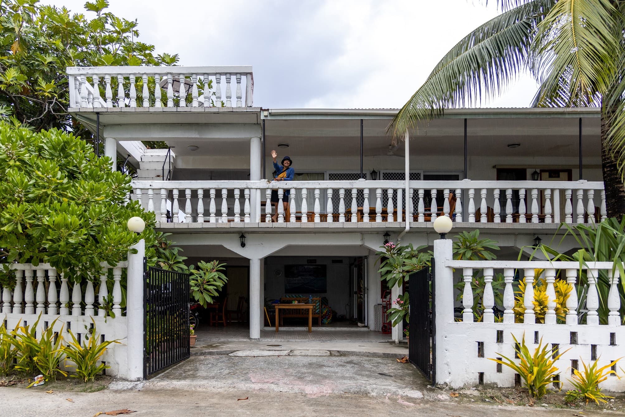 兩層樓的L's Lodge，已是規模最大的旅店，還能代訂外島的小船。