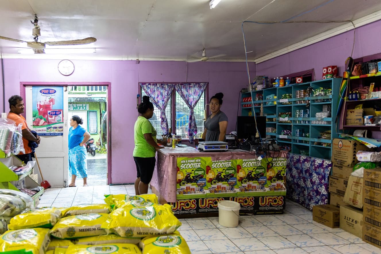雜貨店裡頭什麼都賣，格局簡單。 