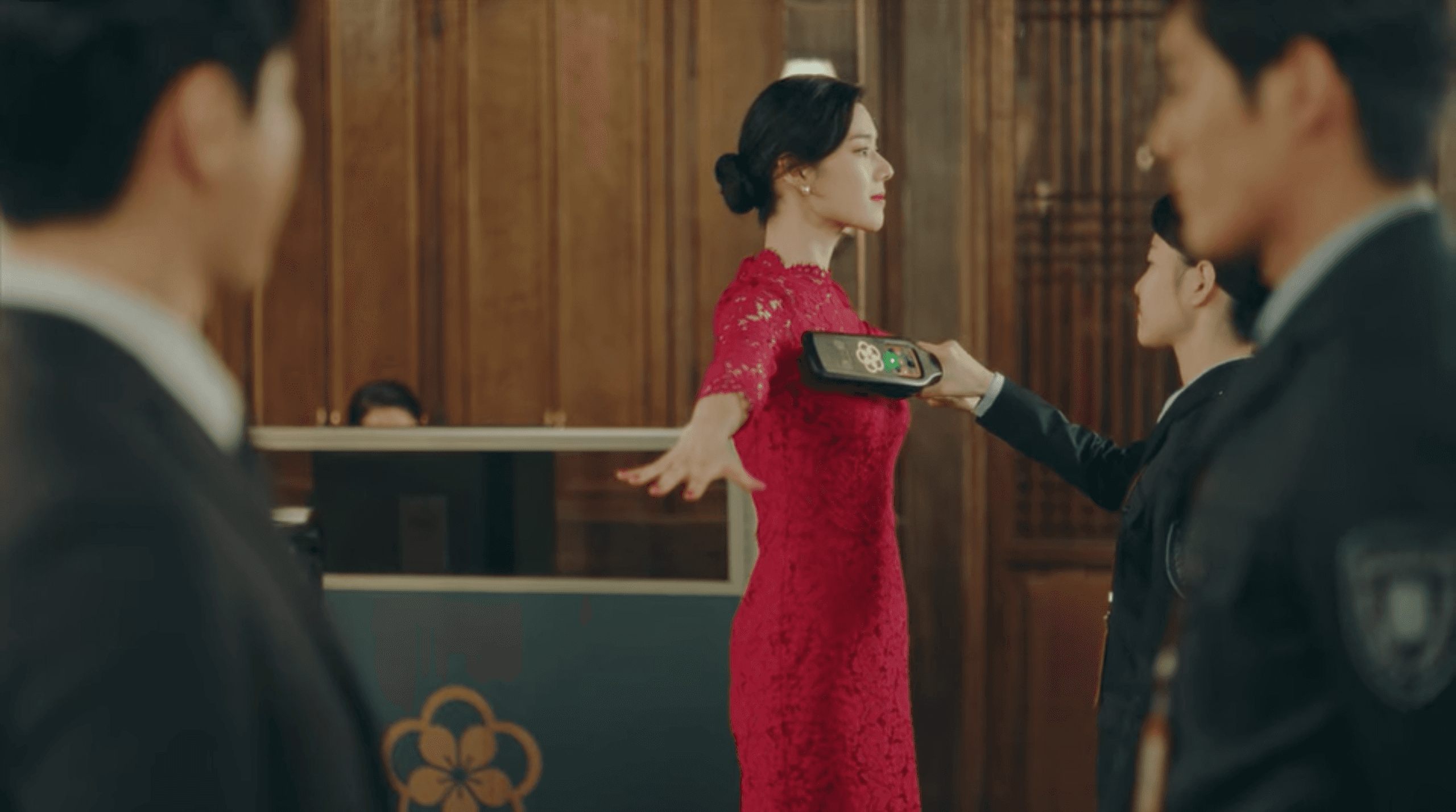 鄭恩彩說：「無鋼圈內衣撐不住我的胸部」，也被投訴。（截圖自Netflix）