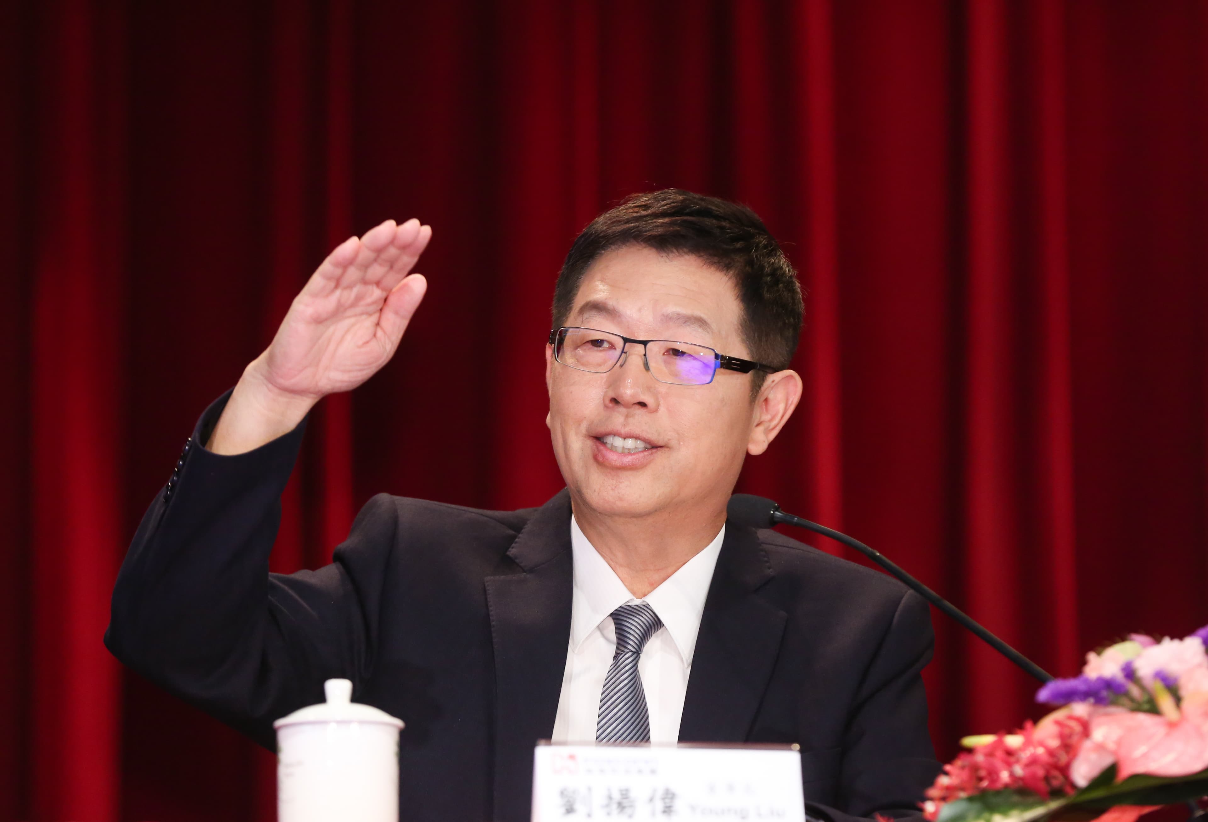 台積電宣布赴美設廠，15日召開法說會的鴻海董事長劉揚偉也被問到此一議題。