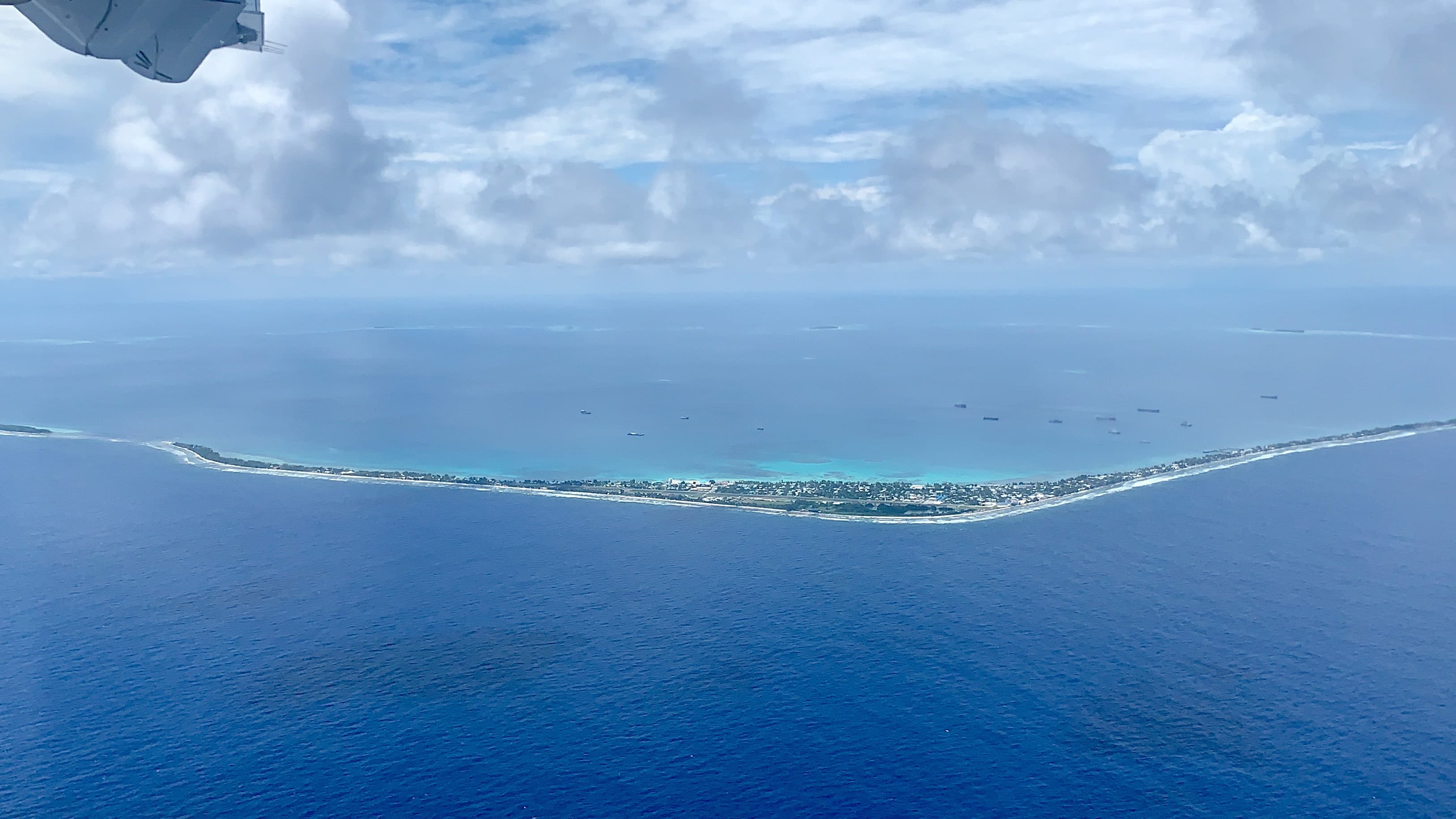 吐瓦魯細長環礁地形，從空中鳥瞰一覽無遺。