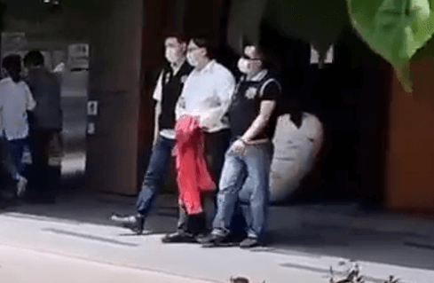林姓院長（中）涉詐領健保費，被前員工踢爆。（刑事局提供）