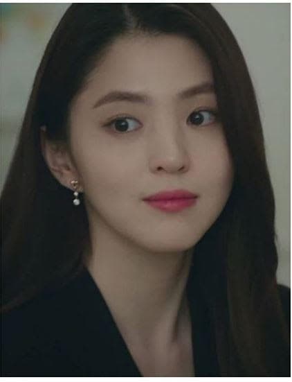 號稱最美小三的韓素希，選擇了愛心型，下面有大小兩顆水晶的的垂墜耳環。（SWAROVSKI提供）