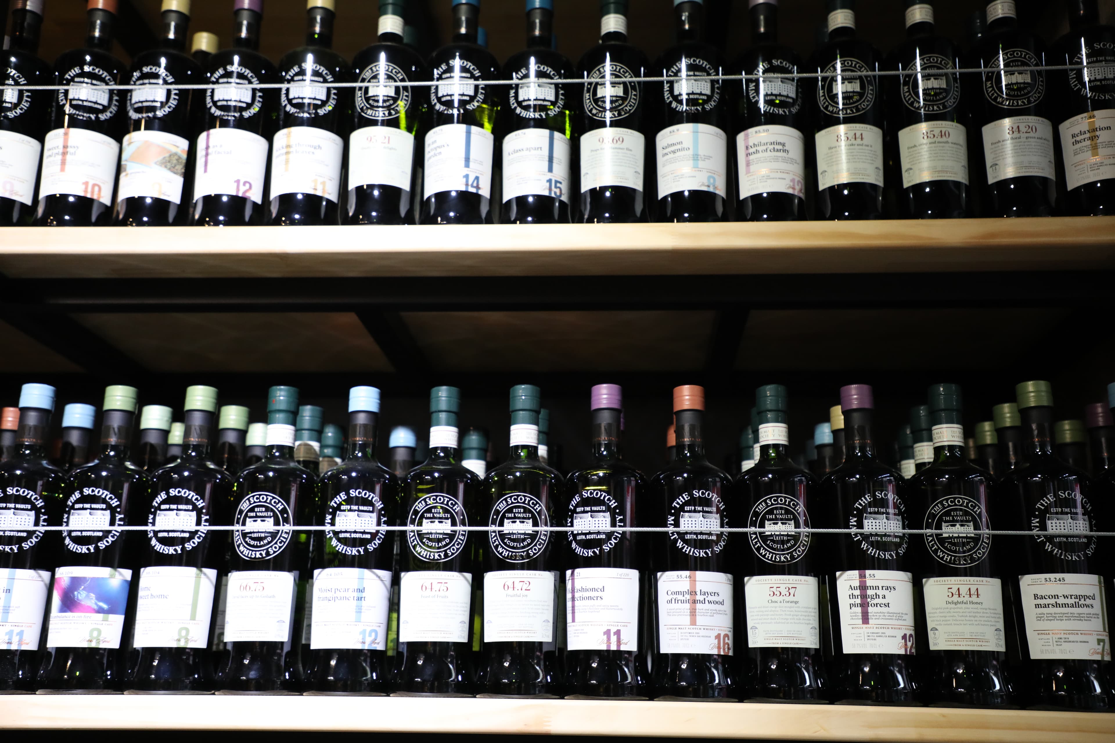 強勢占據一整面牆、蘇格蘭麥芽威士忌協會（SMWS）挑選的「協會酒」。