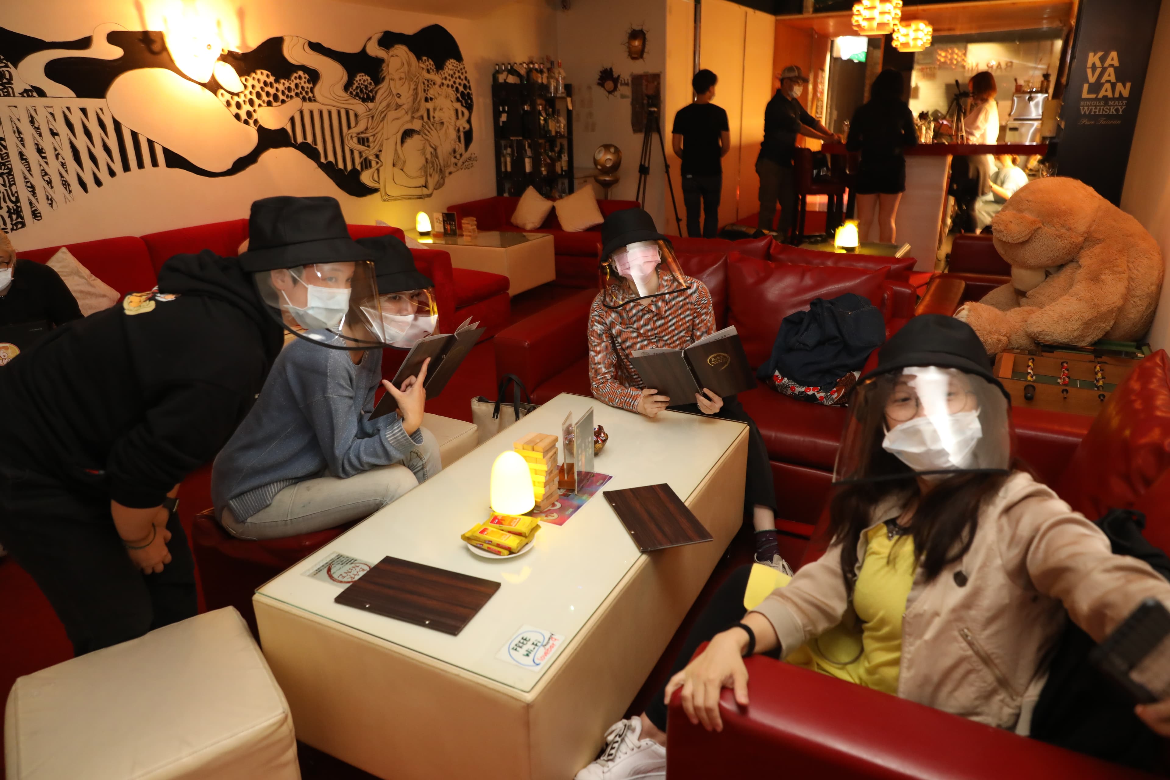 BAR NINE派發縫著塑膠墊片的漁夫帽給客人，既有口罩防疫的功用，又方便喝酒，一舉二顧。