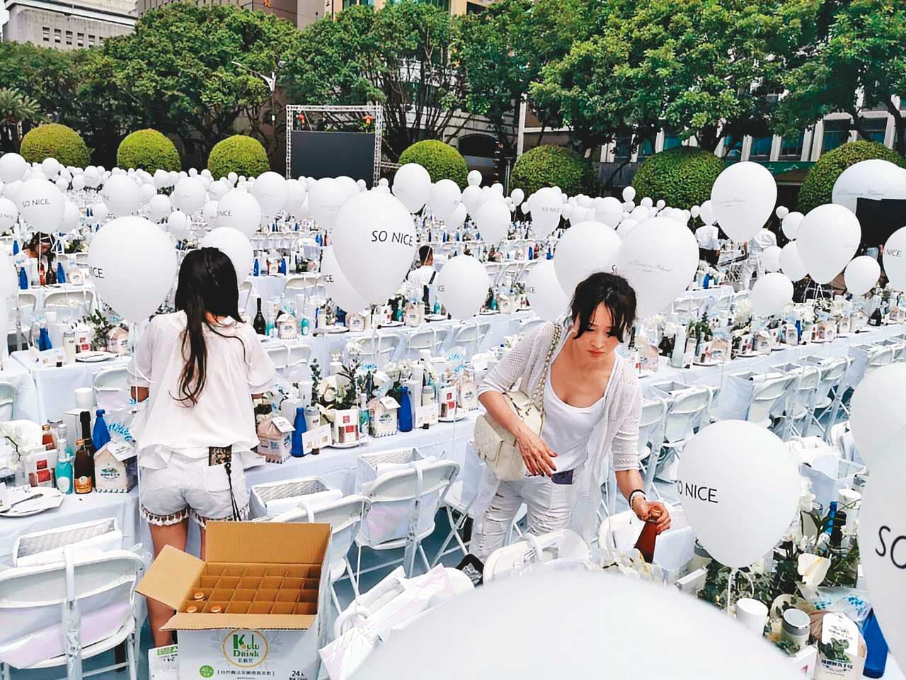 為了向大眾推廣康普茶，王宇芬（右）積極到各地舉辦試飲活動。（王宇芬提供）