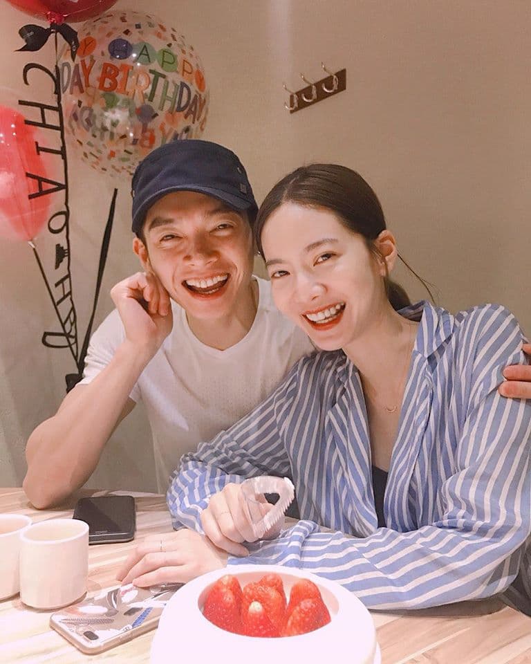 曾之喬和辰亦儒今年小年夜宣布結婚，不認愛不攻自破。（翻攝自曾之喬臉書）