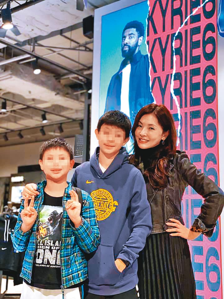 何如芸靠試管手術，生下二個寶貝兒子，如今都在新加坡求學，母子分隔兩地。