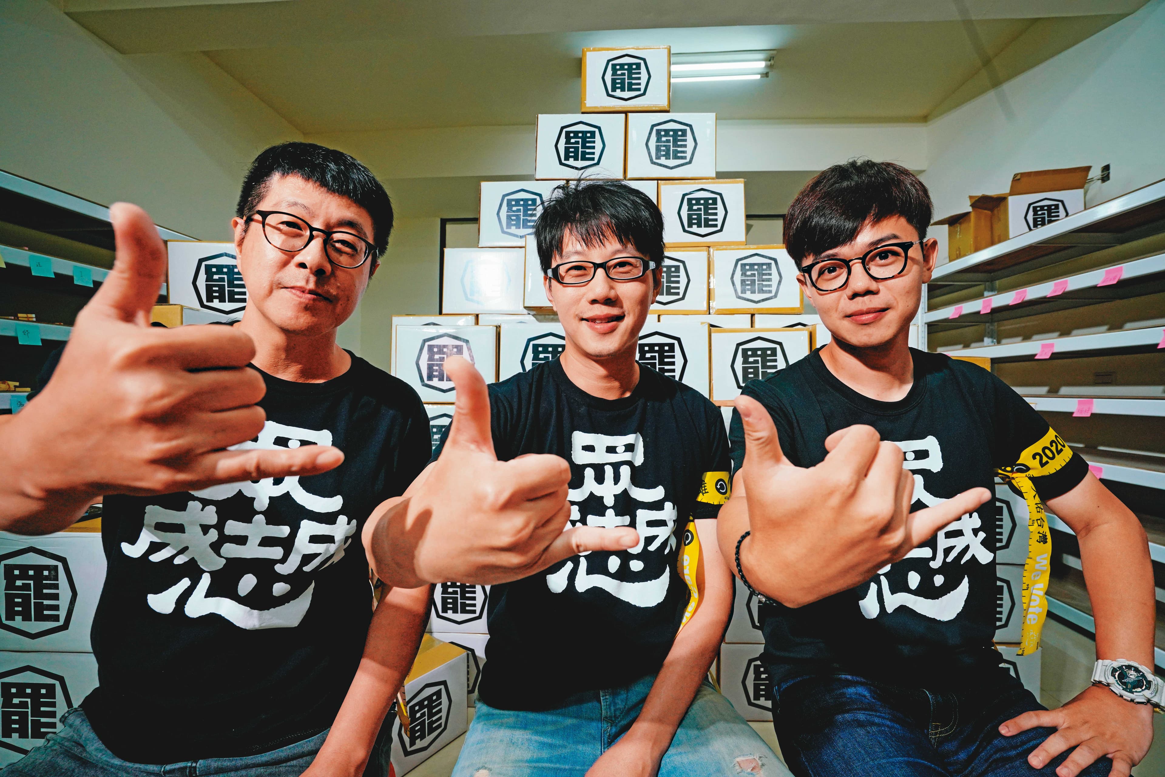 發起高雄市長韓國瑜罷免案的「罷韓四君子」尹立（左）、陳冠榮（中）、張博洋（右）、李佾潔接受本刊專訪，提出罷韓關鍵在投票率。