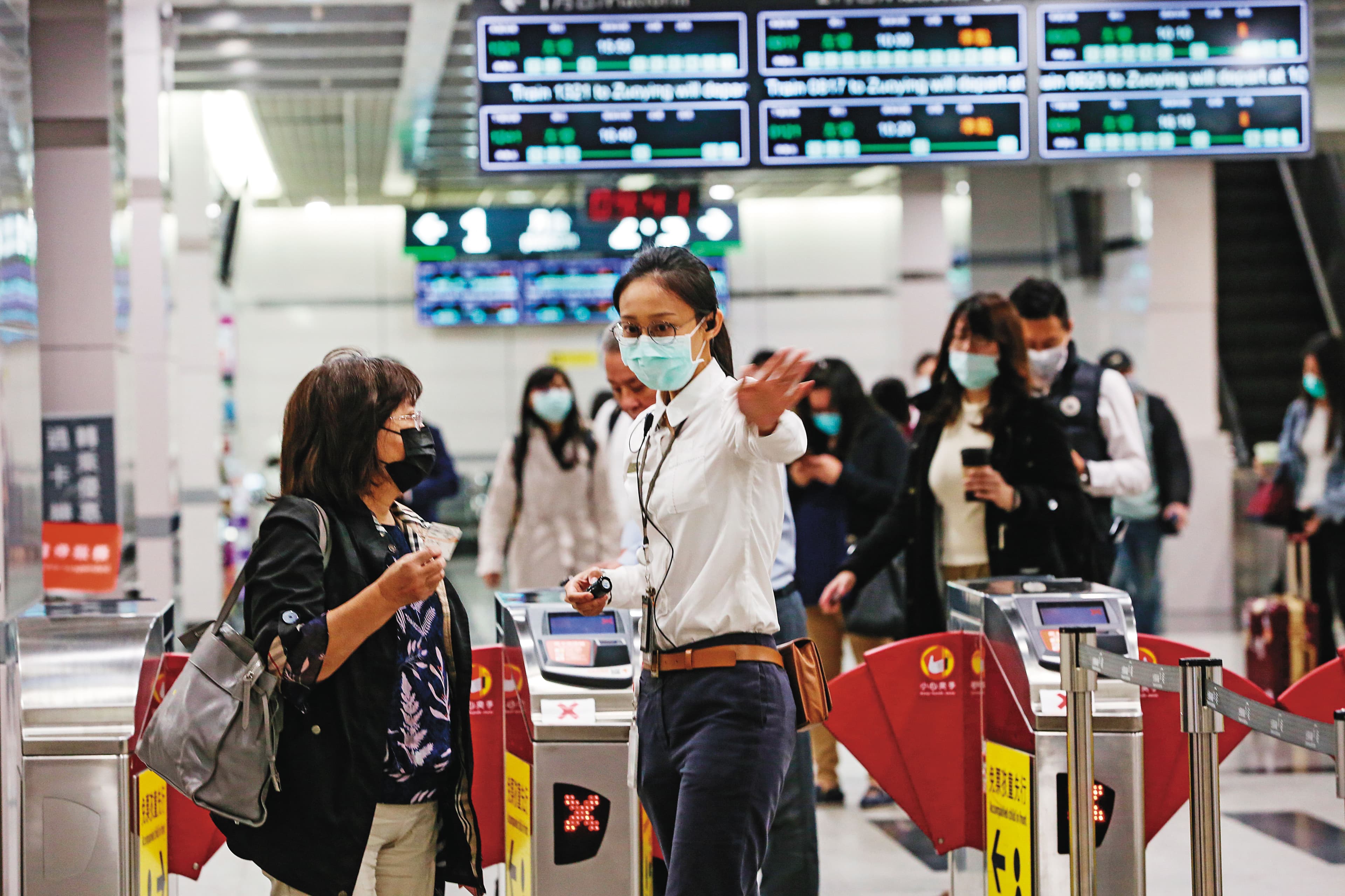 6月底登場的端午連假，交通部已定調，高鐵等大眾運輸的口罩限制僅有條件開放飲食、吃藥，其餘時間仍需全程戴口罩防疫。