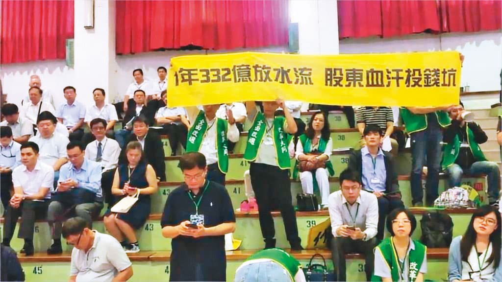 去年大同股東會，小股東持布條抗議公司經營不善。（翻攝民視新聞）