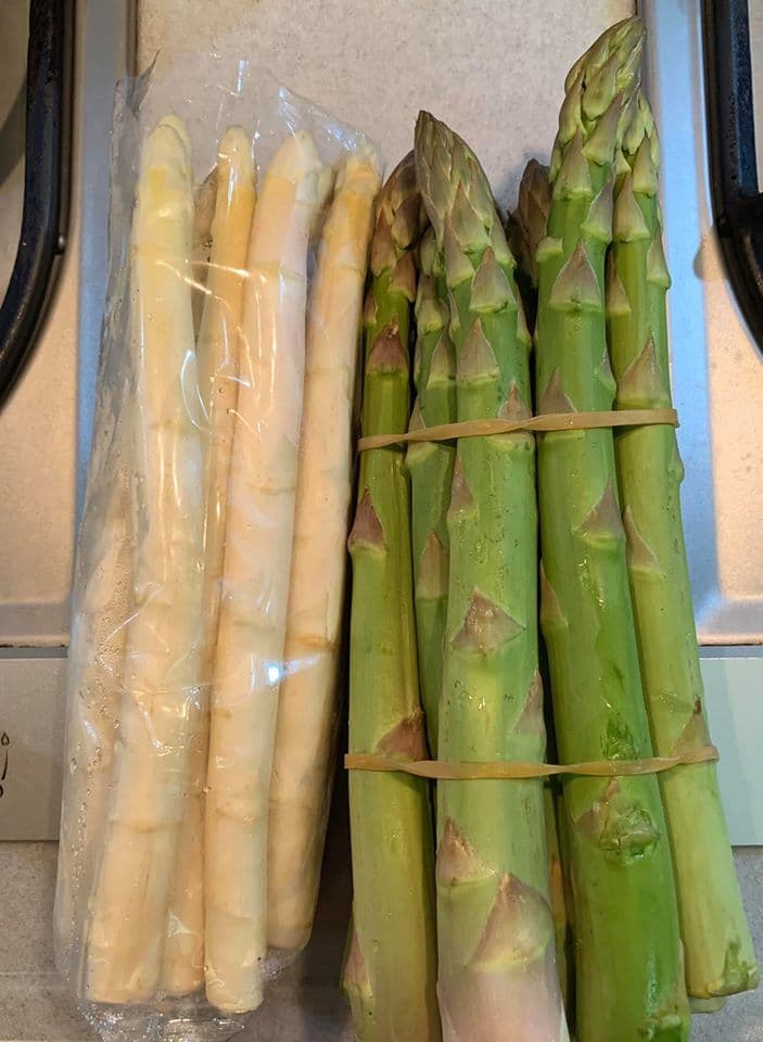 夏天盛產的蘆筍，有綠、白兩種。