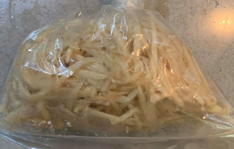 先備好墊底的薑絲。