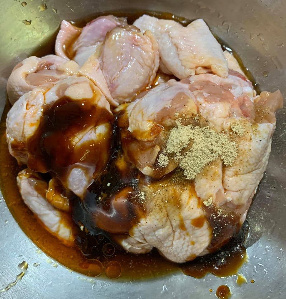雞翼加入所有醃料，拌勻醃漬入味。