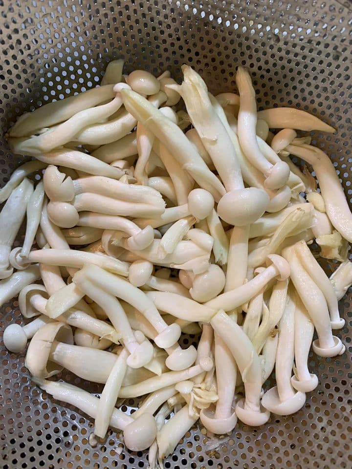 雪白菇拆成一根一根。