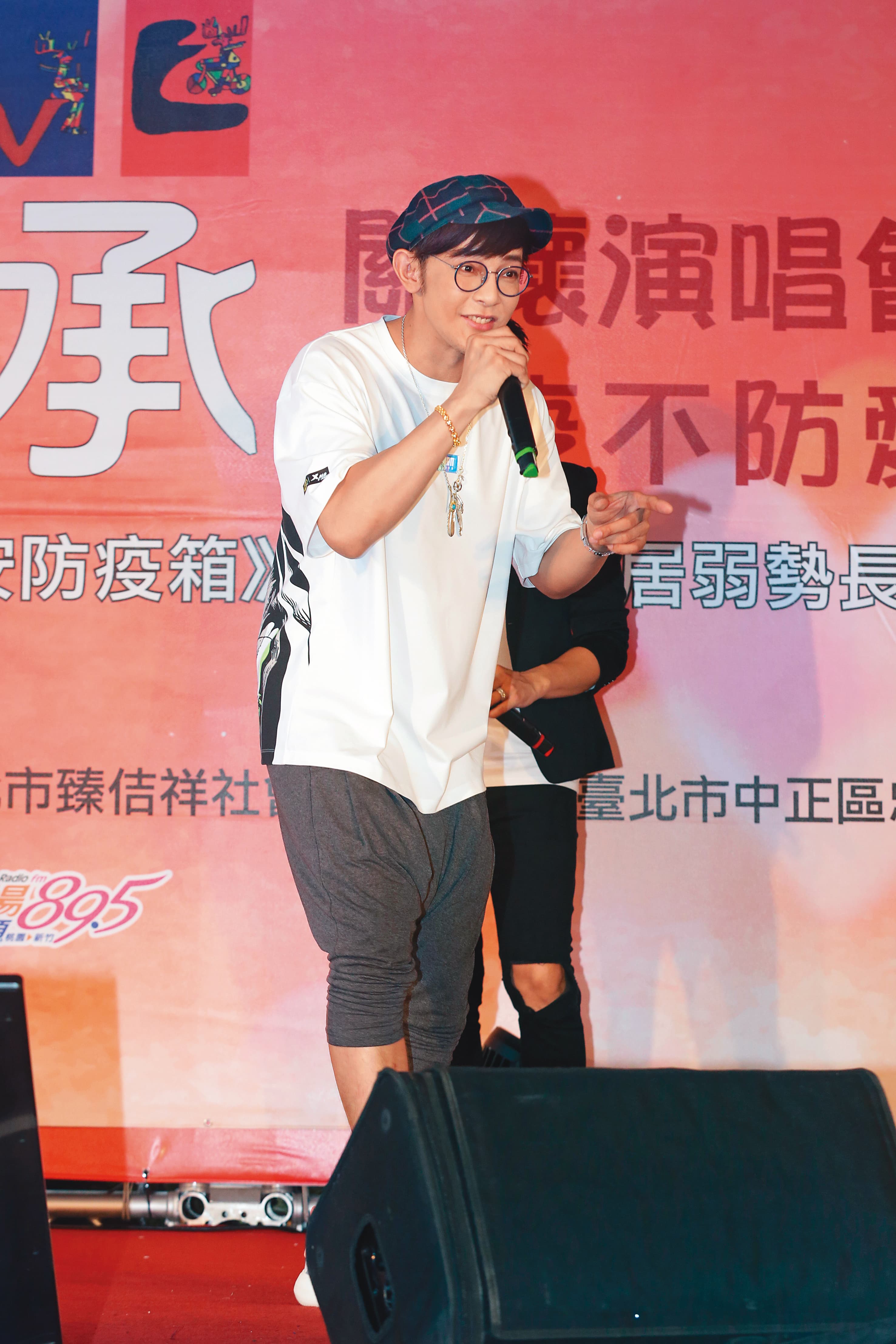 不久前汪東城出席演唱會時，難得戴了瓜呆眼鏡出場。