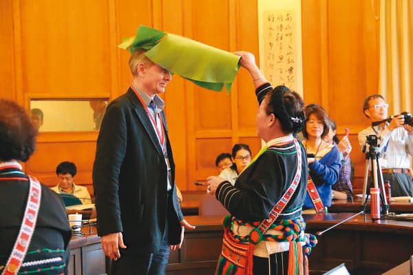 中研院在研討會上，特別安排原住民巫師用樹葉替學者祈福。（中央研究院提供）
