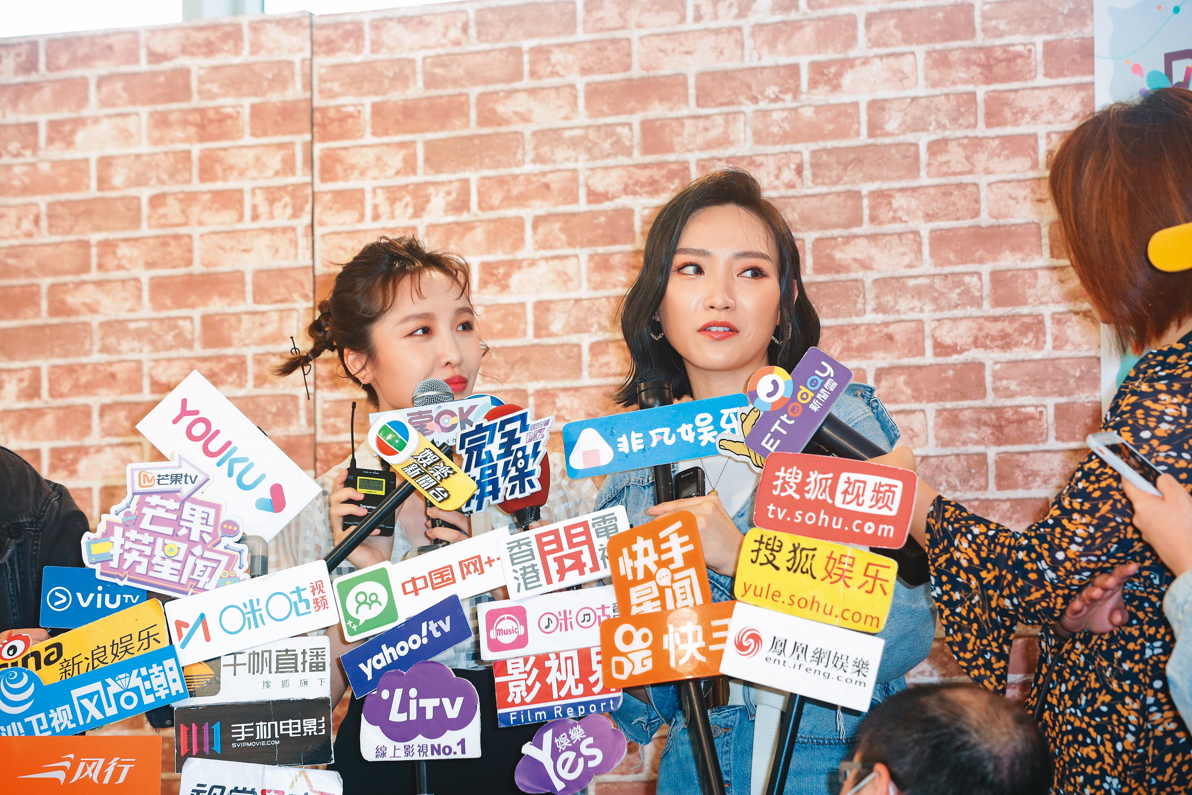 張若凡轉戰直播平台，找來同為歌唱選秀節目出道的學姐閻奕格，結果學姐一直搶戲。