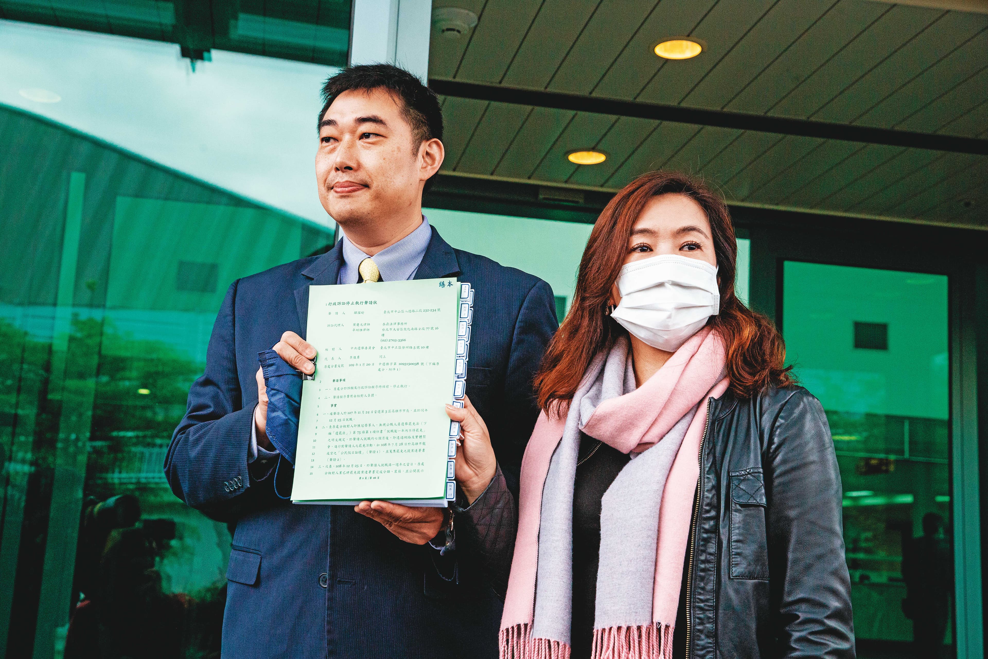 韓國瑜陣營律師葉慶元（左）、高雄市前新聞局長王淺秋（右），4月8日前往台北高等行政法院遞狀聲請停止罷免投票，但遭駁回，本月11日又再提訴訟。