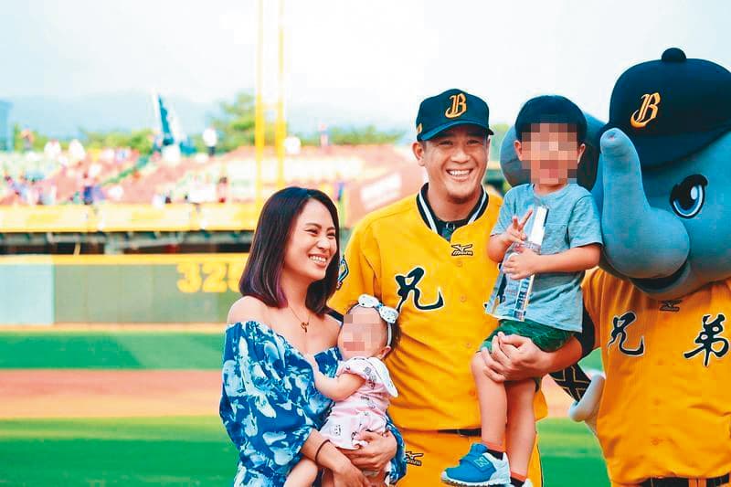 蔣智賢辜負挺他的老婆米娜，在外玩得超開。（兄弟 Fans Club臉書）