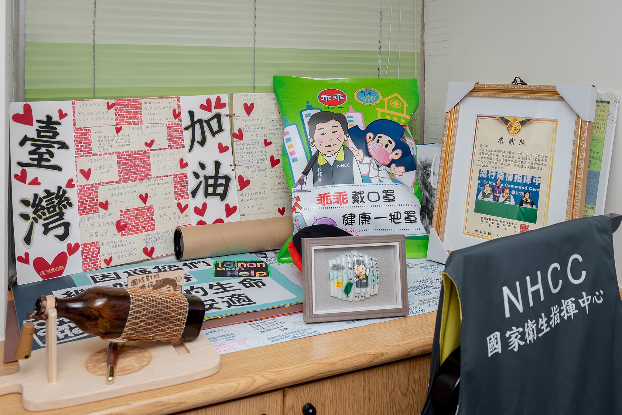 陳時中將民眾送來的物品皆好好蒐藏，不乏是卡片、字板或海報，更有感謝狀。（總統府提供）