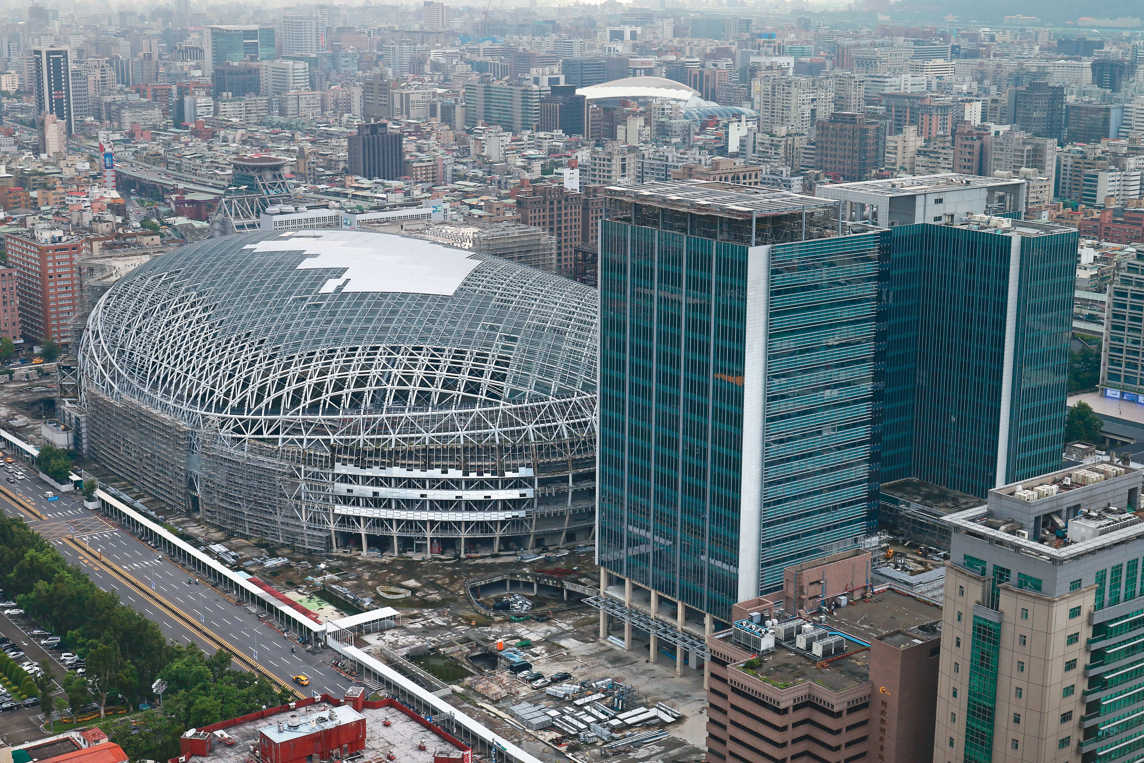 遠東機械是國內許多大型體育場館的結構用管供應商，代表作包括興建中的大巨蛋。