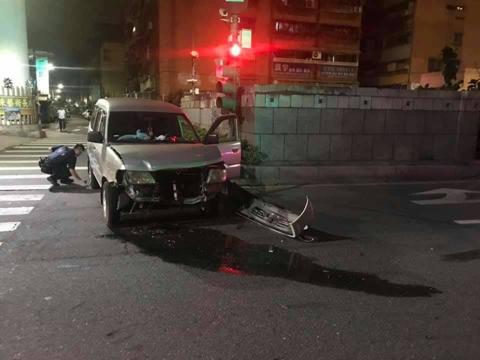 遭撞的休旅車車頭全毀。（翻攝畫面）
