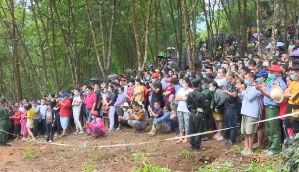 槍決當日有大票民眾圍觀。（翻攝自新浪財經微博）