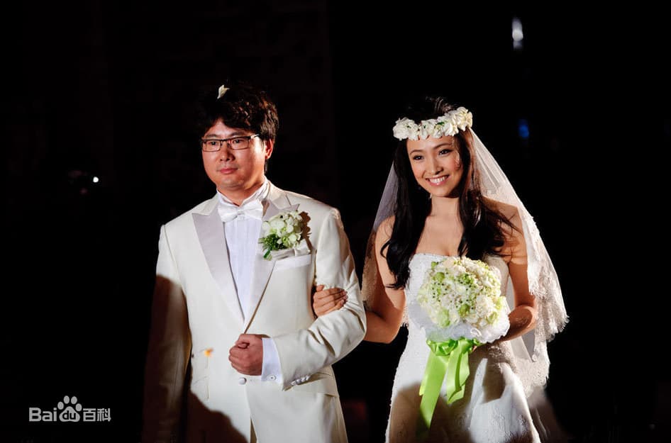 富商周成海不顧母親的反對，堅持與原配離婚，並與白靜再婚。（翻攝百度）