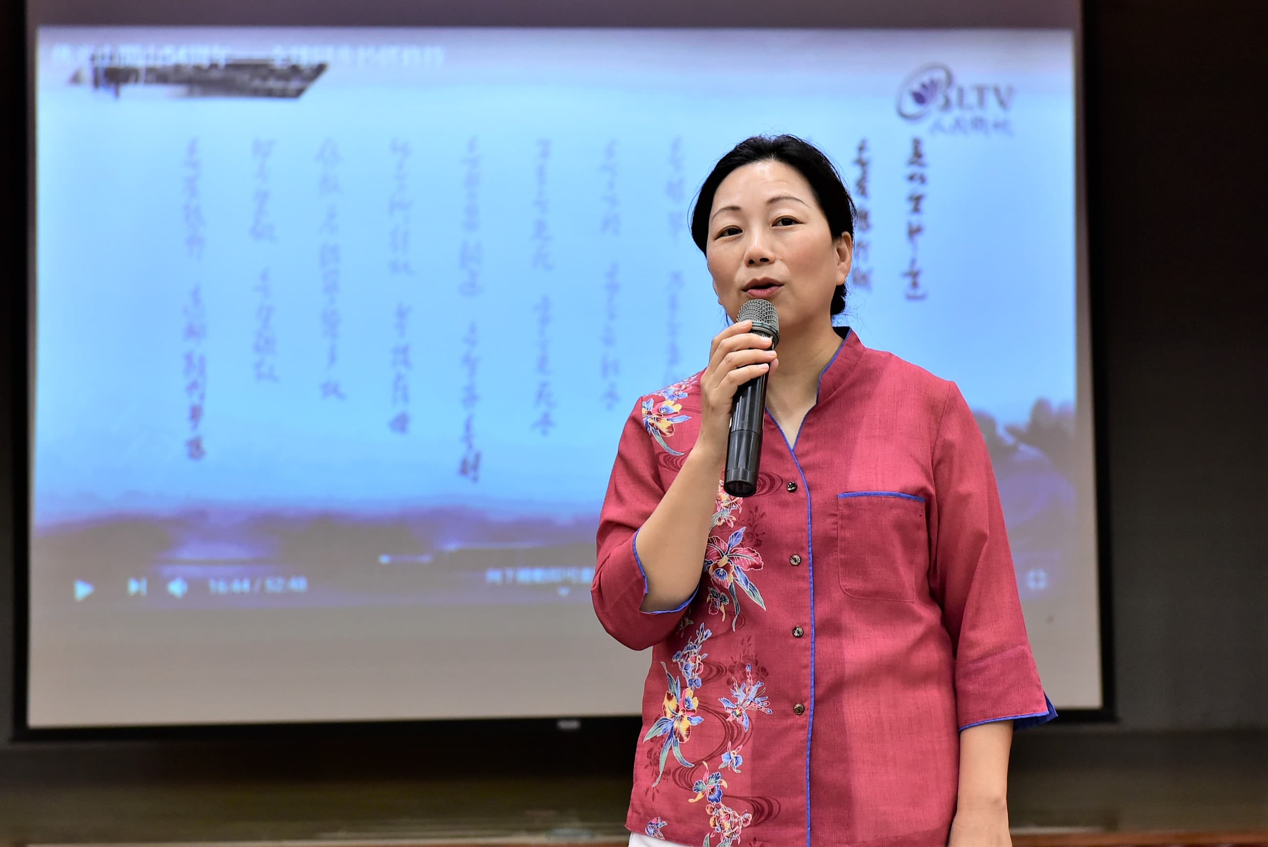 花蓮縣長徐榛蔚也抽空到場支持，並且一起抄寫。（花蓮縣政府提供）