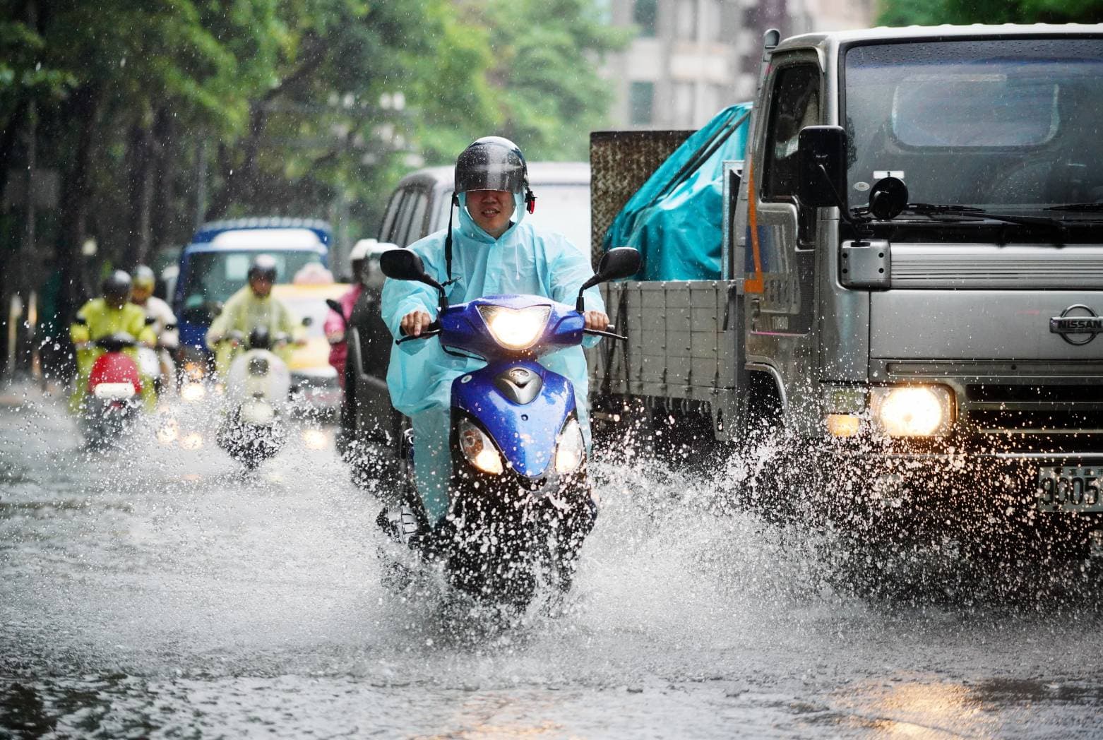 高雄豪雨狂炸，許多地區出現淹水的情況，民眾出門只能冒險涉水。