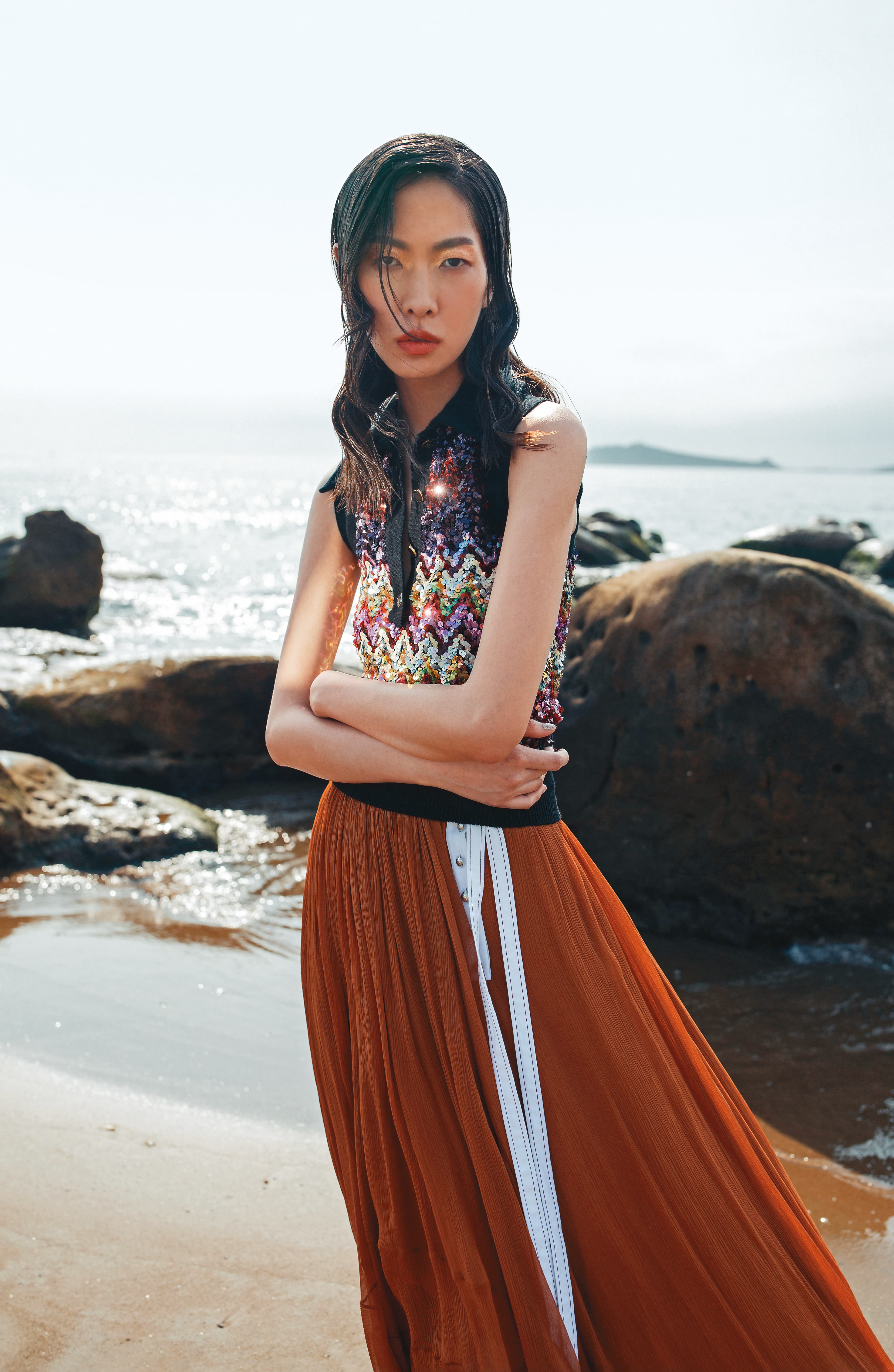 無袖針織亮片上衣NT$103,000 by Louis Vuitton；橘色紗裙NT$95,400 by Chloé