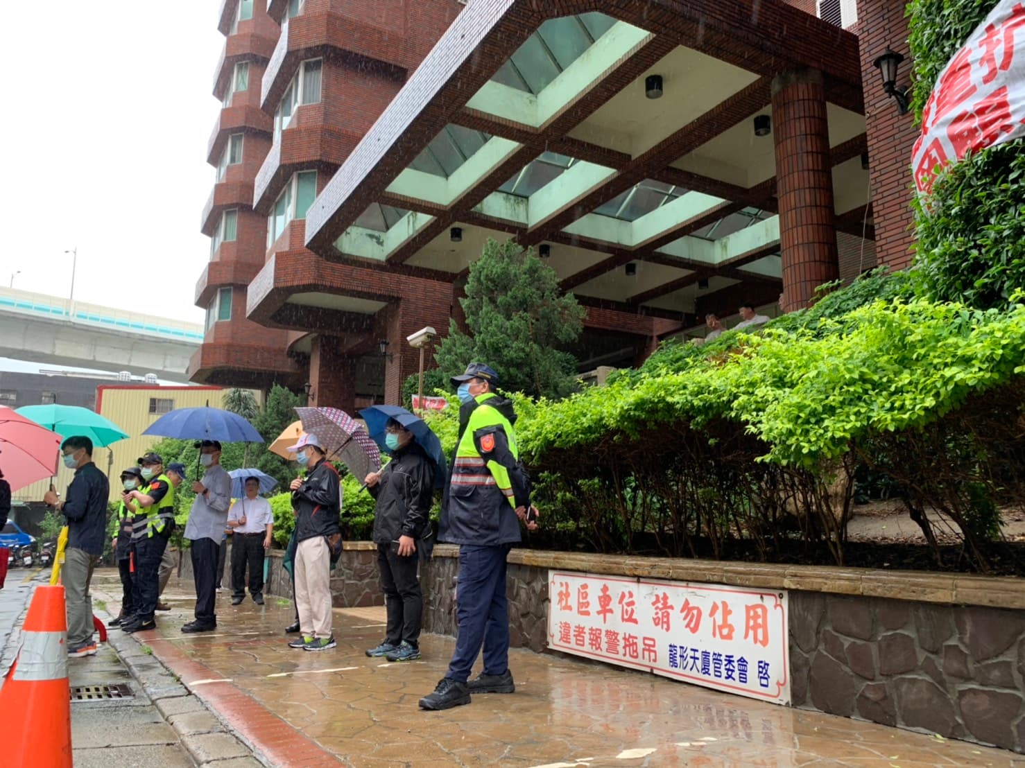 警方介入維護秩序，才使移除路障工作順力進行。（翻攝畫面）