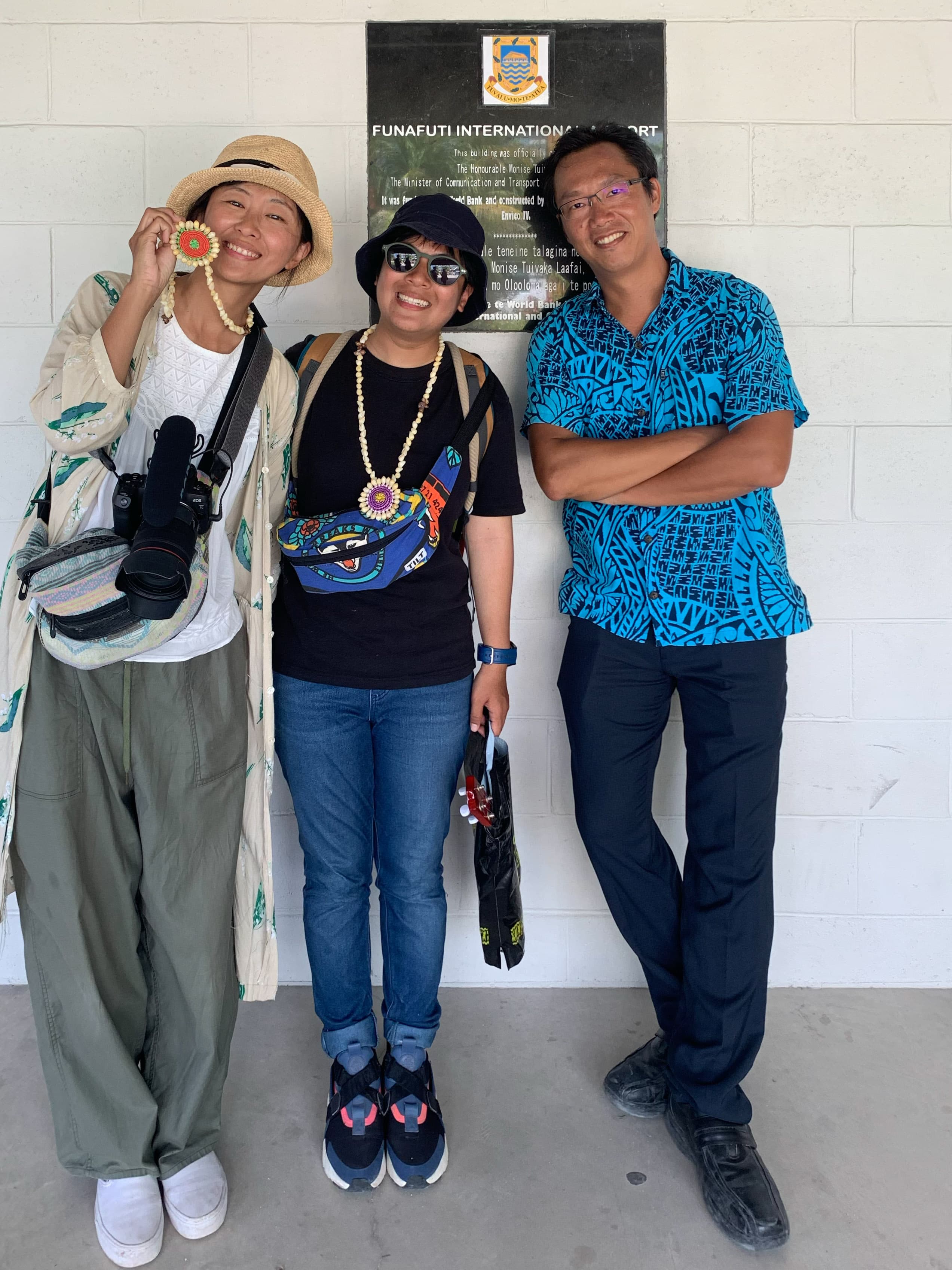 戴著代表旅途平安的貝殼項鍊與吐瓦魯陽光的印記，向這片藍色土地說再見。
