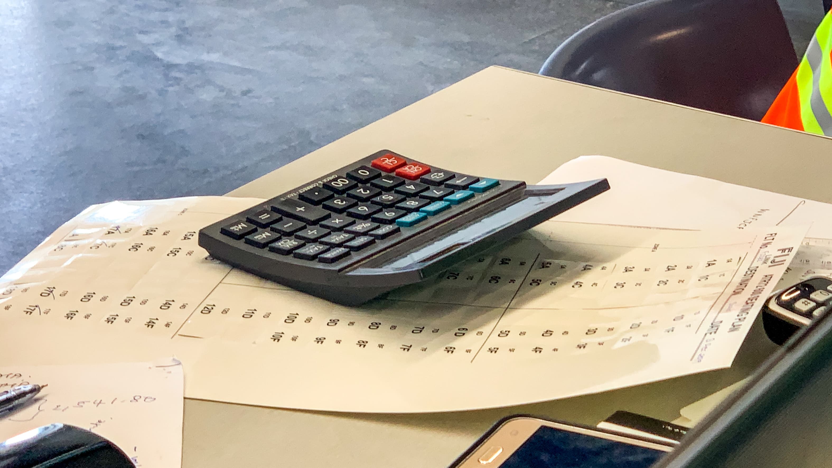 標示機艙座位的貼紙，上頭還有的就是還可以選擇的空位。