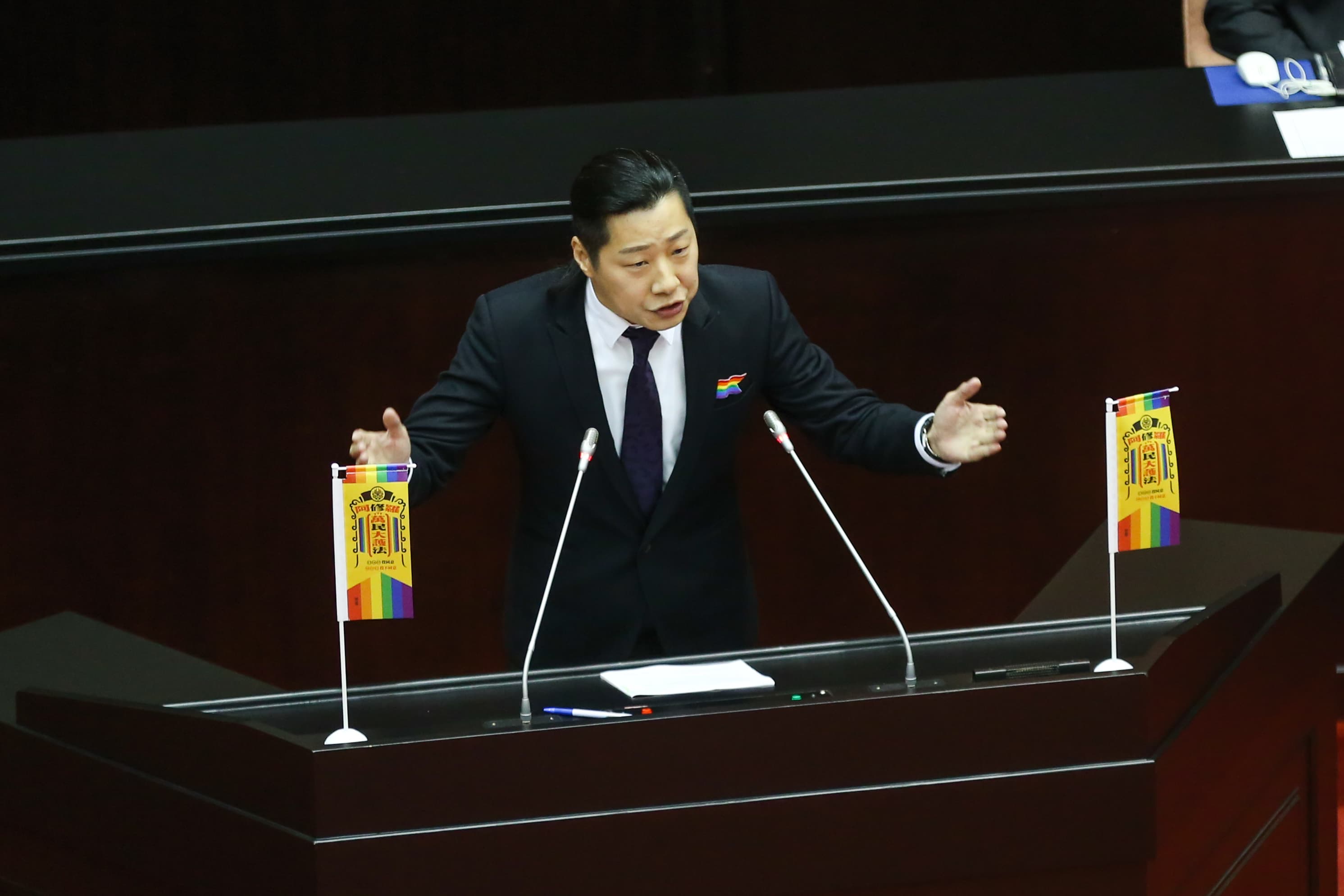 立委林昶佐在通過法案時遊說不少立委支持行政院提出的同婚草案版本。