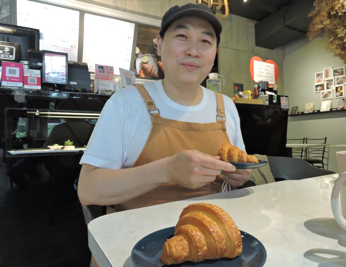 蔡易勳平時是一位美食家，也是法式可頌麵包師，樂於助人也充滿正面能量。（慈濟基金會提供）